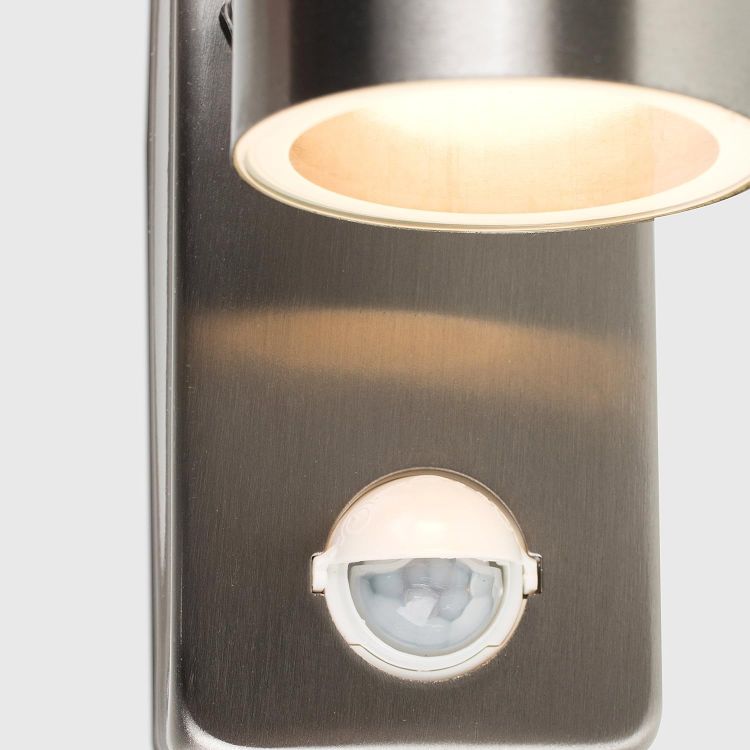 Energy-efficient villa wall lamp with sensor detection